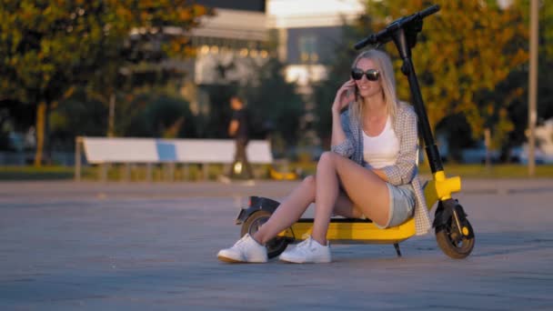 Beautiful Young Woman Sunglasses Sits Her Electric Scooter City Park — Stockvideo
