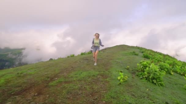 Young Girl Walks Mountain Background Clouds High Mountain Village Georgian — Vídeo de Stock