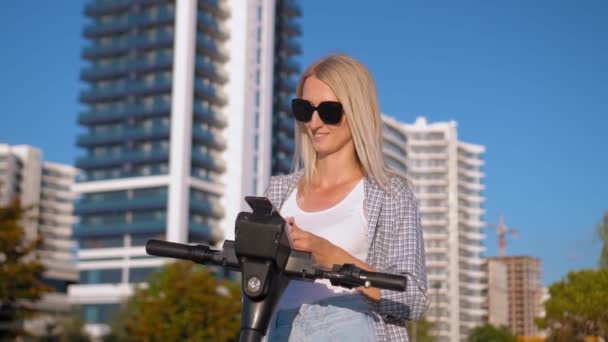 Young Beautiful Blonde Woman Shirt Shirt Uses App Her Smartphone — Stok video