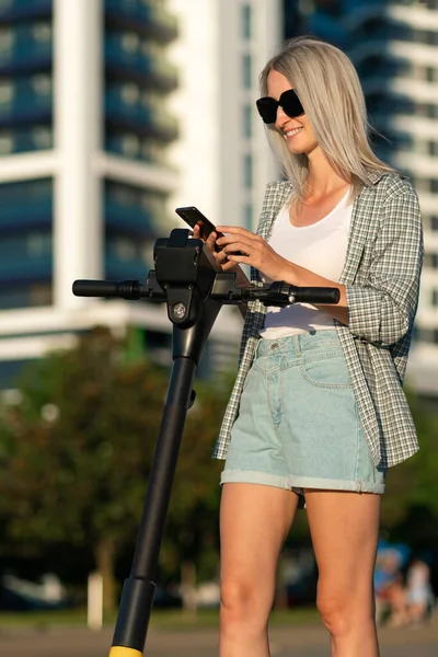 Young Happy Slender Beautiful Blonde Woman Denim Shorts White Shirt — Stockfoto