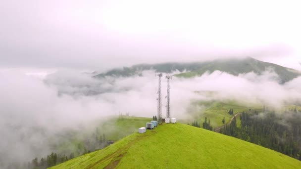 Вид Дрона Вышку Gsm Радиосвязь Горах Облаках Сотовая Вышка Базовый — стоковое видео