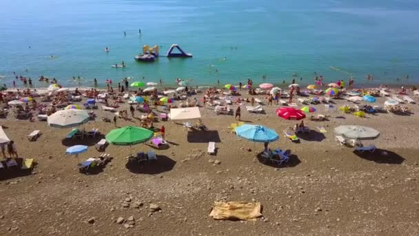 Aerial View Beach Umbrellas Beach Blue Water Backdrop Big City — Stok video