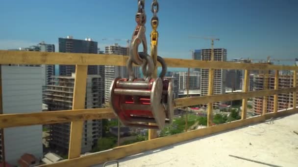 Grabs Hooks Tower Crane Backdrop City Sunny Day Construction Site — Stockvideo