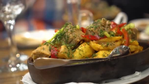 Ulusal Gürcistan Yemeği Ahşap Masada Fırında Patates Kıyma Biber Otlarla — Stok video