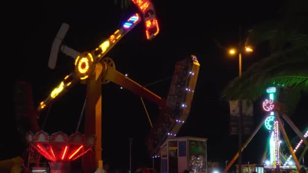 Night Attraction Form Spinning Wagon People Scream Rotate Axis Special — Stock Video