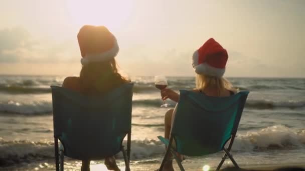 Meninas Felizes Biquínis Sentam Cadeiras Celebrando Natal Praia Bebendo Vinho — Vídeo de Stock
