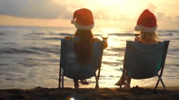 Meninas Felizes Biquínis Sentadas Cadeiras Celebrando Natal Praia Bebendo Vinho — Vídeo de Stock