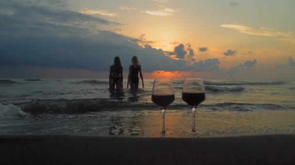 Romantic Evening Stunning Sunset Two Women Entering Scream Sunset Backdrop — Αρχείο Βίντεο