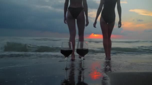 Romantic Evening Stunning Sunset Two Women Entering Scream Sunset Backdrop — Wideo stockowe