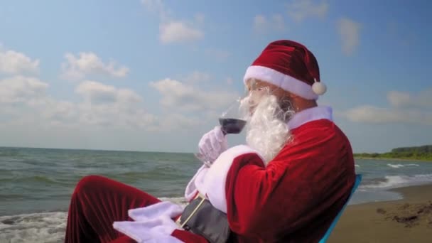Άγιος Βασίλης Στο Κοστούμι Πίνει Κόκκινο Κρασί Από Γυαλί Στην — Αρχείο Βίντεο