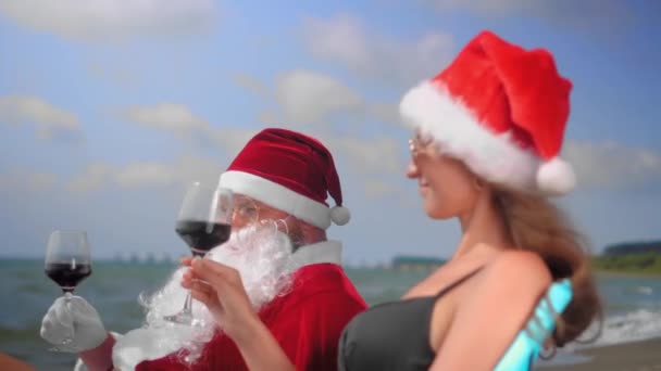 Kerstman Ontspannen Chaise Longue Met Sexy Vrouw Kerstmuts Drinken Geen — Stockvideo