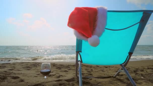 Glass Wine Chair Shizlong Santa Hat Beach Sand Backdrop Sunset — Αρχείο Βίντεο