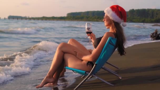 Happy Girls Bikinis Sit Chairs Celebrating Christmas Beach Drinking Wine — Stock Video
