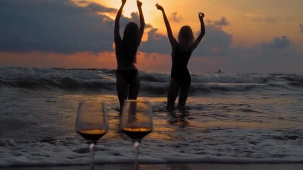 Romantic Evening Stunning Sunset Two Women Dancing Sea Sunset Backdrop — Wideo stockowe