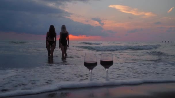 Romantic Evening Stunning Sunset Two Women Entering Scream Sunset Backdrop — Stock video