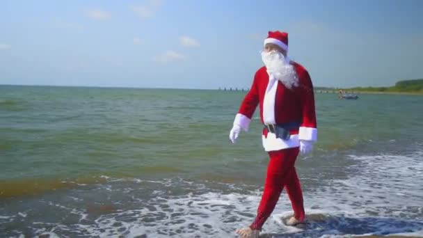 Santa Claus Suit Walks Jumps Sea Ocean Shore Exotic Christmas — Vídeo de Stock
