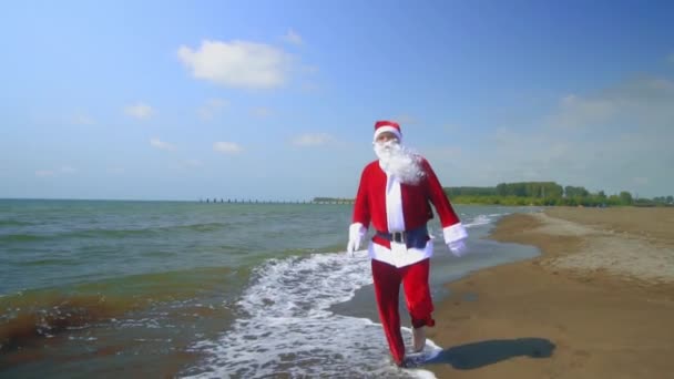 Santa Claus Suit Walks Jumps Sea Ocean Shore Exotic Christmas — Vídeos de Stock