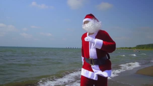 Santa Claus Suit Walks Jumps Sea Ocean Shore Exotic Christmas — Vídeos de Stock