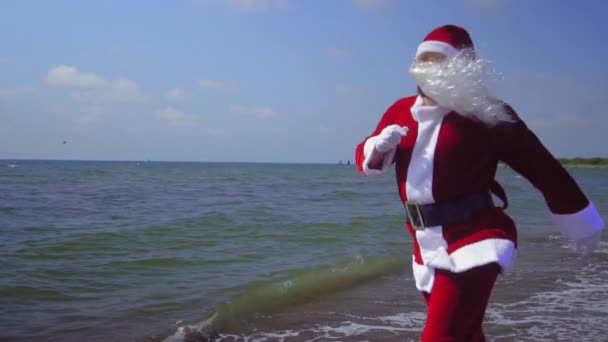 Santa Claus Suit Walks Jumps Sea Ocean Shore Exotic Christmas — Wideo stockowe