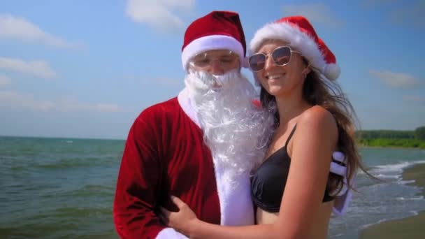 Christmas Holiday Santa Claus Suit Hugs Sexy Girl Hat Bikini — Vídeo de Stock