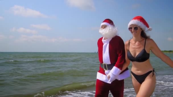 Christmas Holidays Santa Claus Sexy Woman Girl Walking Sea Ocean — Vídeo de Stock
