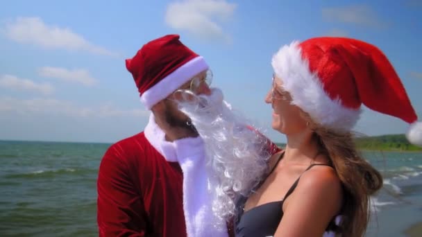 Christmas Holiday Santa Claus Suit Hugs Sexy Girl Hat Bikini — Vídeos de Stock