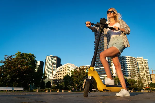 Young Slender Smiling Blonde Woman Shorts Shirt Shirt Sneakers Sunglasses — Φωτογραφία Αρχείου