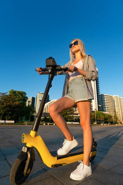 Young Slender Smiling Blonde Woman Shorts Shirt Shirt Sneakers Sunglasses — 스톡 사진