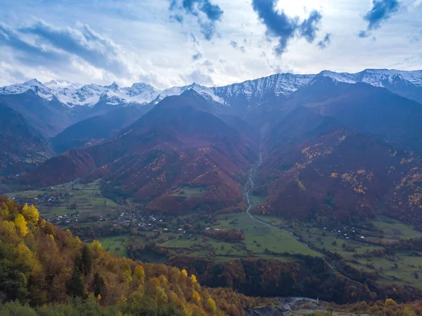 Bella Vista Drone Villaggio Piedi Delle Montagne Una Giornata Autunnale — Foto Stock