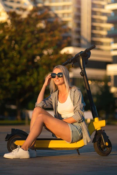 Smiling Beautiful Young Slender Blonde Woman Denim Shorts Shirt Shirt — Φωτογραφία Αρχείου