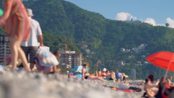 Невідомі Люди Пляжі Тлі Гір Багато Людей Знаходяться Пляжі Батумі — стокове відео