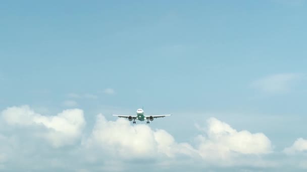 Batumi Georgia June 2022 大型Fynas飞机直接通过相机着陆 在阳光明媚的日子里 飞机带着云彩和陆地在蓝天上飞翔 — 图库视频影像