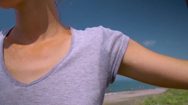 Крупный План Женщины Гипергидрозом Пота Молодая Пятном Пота Одежде Море — стоковое видео