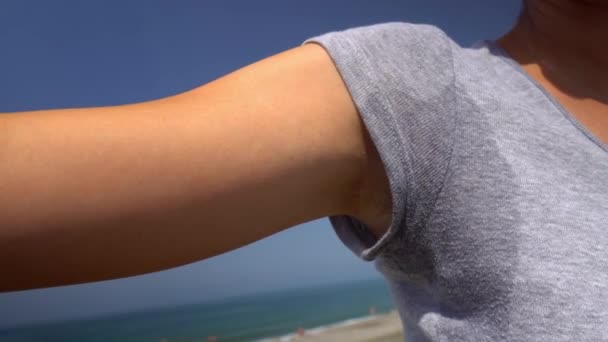 女性多汗性嗜睡的特写镜头 她的衣服上有汗渍 在海上漂泊 卫生保健概念 腋下汗流浃背 身体不舒服 — 图库视频影像