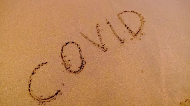 Covid Caligrafia Areia Onda Praia Covid Está Escrito Areia Praia — Vídeo de Stock