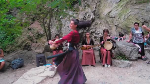 佐治亚州Batumi 2022年5月4日 一群身着民族服装的格鲁吉亚女孩在Makhuntseti瀑布的旅游胜地演奏乐器 唱歌和跳舞 格鲁吉亚民间舞蹈 — 图库视频影像