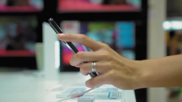 Vrouwen Handen Nemen Smartphone Winkel Van Teller Studie Rekening Houden — Stockvideo