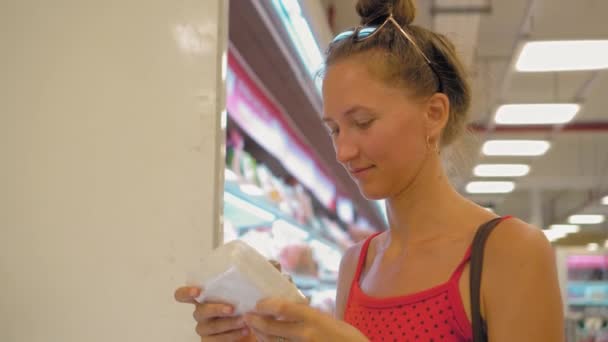 Femme Regarde Les Épiceries Dans Épicerie Dans Réfrigérateur Accepte Emballage — Video