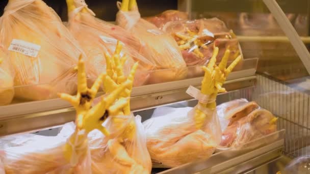 Pollo Refrigerato Sul Bancone Frigorifero Nel Supermercato Uccello Domestico Con — Video Stock