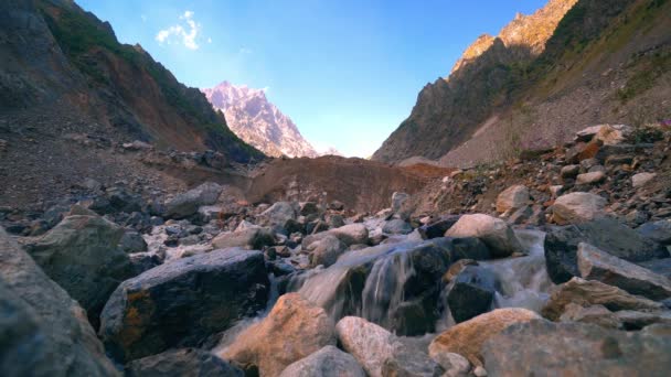 Obraz Krajobrazu Rzeką Przechodzącą Przez Skaliste Góry Las Słoneczny Dzień — Wideo stockowe