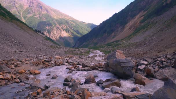 Immagine Del Paesaggio Con Fiume Che Passa Attraverso Montagne Rocciose — Video Stock