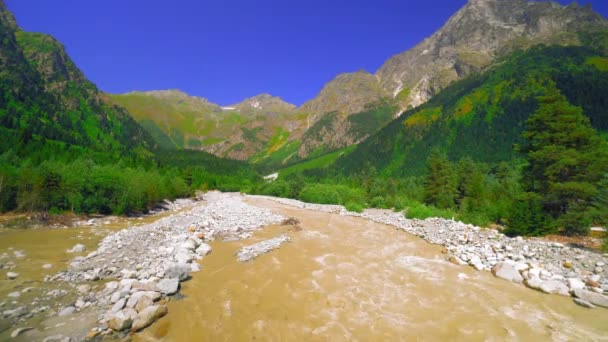 Μια Εικόνα Του Τοπίου Ποτάμι Που Διέρχεται Από Βραχώδη Βουνά — Αρχείο Βίντεο