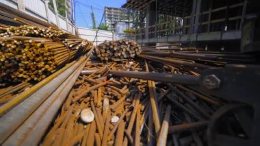 Metal parçaları. İnşaat teknolojileri. Metal çubuklar inşaat alanının deposunda depolanır. Metalürjik ürünlerin depolandığı depoda veya inşaat alanında armatür inşa etmek.