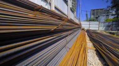 Metal parçaları. İnşaat teknolojileri. Metal çubuklar inşaat alanının deposunda depolanır. Metalürjik ürünlerin depolandığı depoda veya inşaat alanında armatür inşa etmek.