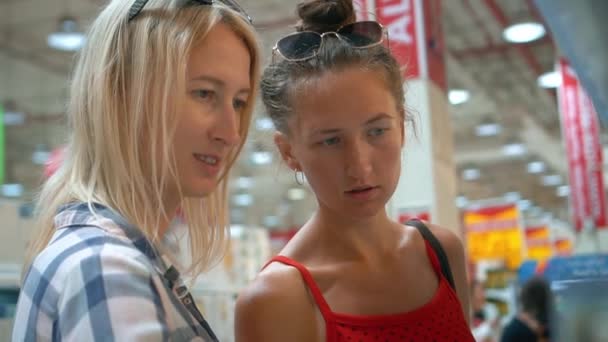 Deux Jeunes Femmes Caucasiennes Choisissent Des Verres Dans Département Vaisselle — Video