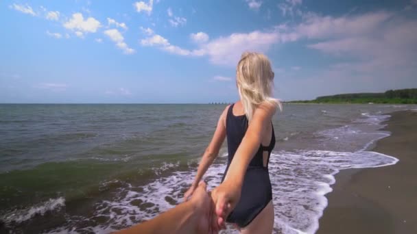 女孩牵着男士们的手 在热带奇异的海滩上跑向大海 跟着我拍到一个年轻女人把她的男朋友拖到海滨暑假或假日 Pov — 图库视频影像