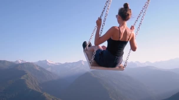 Молода Жінка Їде Скелях Схилі Перед Своїм Минулим Горах Джорджії — стокове відео