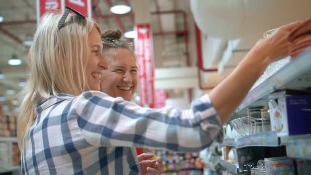 Beyaz Kadın Süpermarketteki Bulaşık Bölümünden Bardak Seçiyor Kızlar Mutlu Gülüyorlar — Stok video