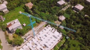 İnşaat alanının görüntüsü İHA 'nın bakış açısından, yukarıdan. Vakıf ve birinci kat inşa edildi, taştan takviyeli monolitik sütunlar inşa edildi. Geliştirici, kentsel konut.