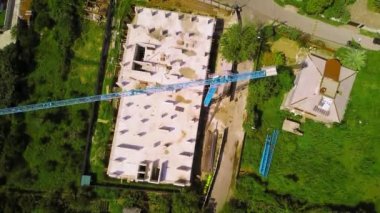 İnşaat alanının görüntüsü İHA 'nın bakış açısından, yukarıdan. Vakıf ve birinci kat inşa edildi, taştan takviyeli monolitik sütunlar inşa edildi. Geliştirici, kentsel konut.